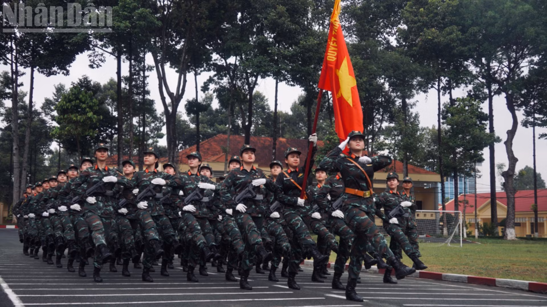 Khối nữ sĩ quan, chiến sĩ gìn giữ hòa bình tập luyện tại Lữ đoàn Công binh 25, thành phố Đồng Nai. (Ảnh: LÊ THÀNH)