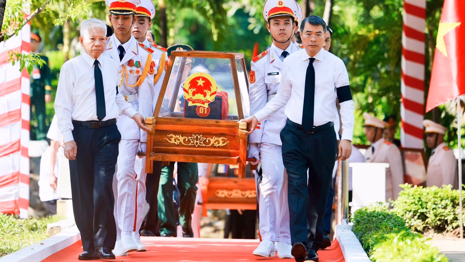 Thủ tướng Lê Minh Hưng và nguyên Chủ tịch nước Nguyễn Minh Triết đưa hài cốt liệt sĩ an táng tại Nghĩa trang liệt sĩ tại Thành phố Hồ Chí Minh. 
