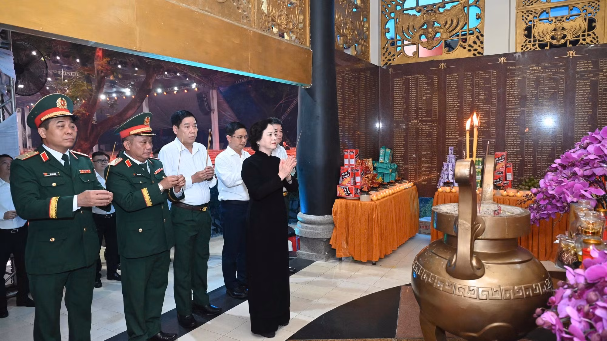 Phó Thủ tướng Phạm Thị Thanh Trà dự nghi thức cầu nguyện các Anh hùng liệt sĩ tại Công viên Lê Thị Riêng. (Ảnh: THẾ ANH)