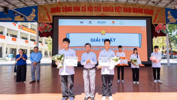Ông Nguyễn Văn Tiến, Phó Cục trưởng Cục Quản lý đê điều và phòng, chống thiên tai trao giải cho các em học sinh đoạt giải. (Ảnh: Cục Quản lý đê điều và Phòng, chống thiên tai)