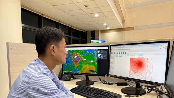 Quan trắc khí tượng bằng thiết bị quan trắc tự động. (Ảnh: TUẤN NGỌC)