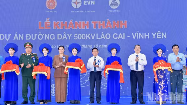 Phó Thủ tướng Chính phủ Hồ Đức Phớc cùng các đồng chí lãnh đạo thực hiện nghi thức cắt băng khánh thành Dự án đường dây 500kV Lào Cai-Vĩnh Yên. (Ảnh: Thanh Giang)