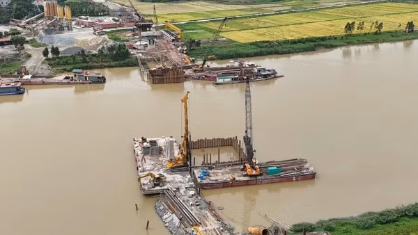 Thi công cầu đường sắt Cẩm Lý nối Bắc Ninh với Hải Phòng.