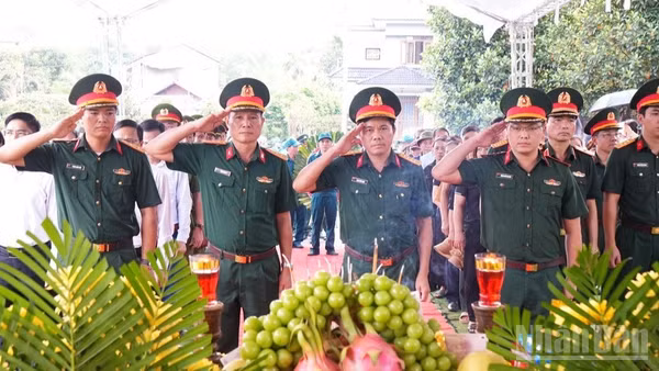 Cử hành tưởng niệm các liệt sĩ. (Ảnh: THANH SƠN)