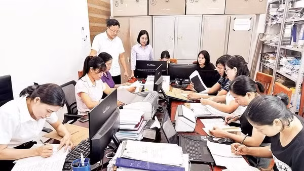 Cán bộ Ban Xây dựng Đảng xã Hùng Việt tập trung nguồn lực triển khai số hóa hồ sơ đảng viên bảo đảm tiến độ. (Ảnh: Báo Nhân Dân)
