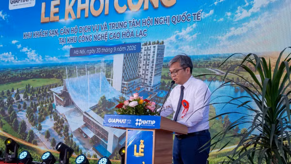Phó Chủ tịch Ủy ban nhân dân thành phố Hà Nội Trương Việt Dũng phát biểu tại Lễ khởi công dự án. (Ảnh: Hà Linh)