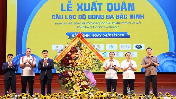Lãnh đạo tỉnh Bắc Ninh chúc mừng Lễ xuất quân của Câu lạc bộ bóng đá Bắc Ninh. (Ảnh: S.Q)