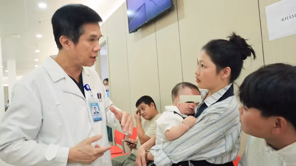 Bác sĩ chuyên khoa II Võ Minh Thành, Giám đốc Bệnh viện Đại học Y Dược Buôn Ma Thuột thăm hỏi gia đình người bệnh. (Ảnh: CTV)