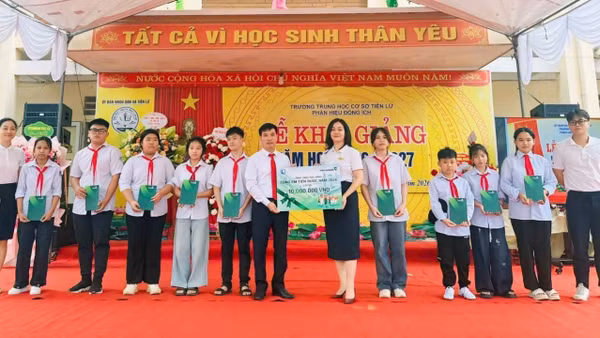 Trong ngày khai giảng năm học 2026-2027, các chi nhánh Vietcombank đã đồng loạt triển khai trao 7.350 suất học bổng “Cùng em tiến bước” tại 34 tỉnh, thành phố, với tổng trị giá 7,35 tỷ đồng. (Ảnh: VCB)