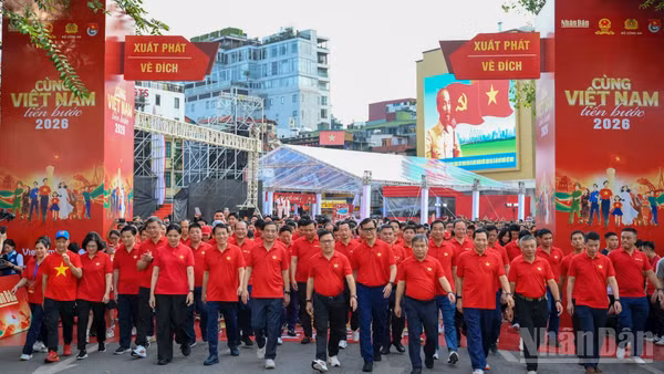 Các đồng chí lãnh đạo Đảng, Nhà nước và các đại biểu tham gia đi bộ hưởng ứng chương trình “Cùng Việt Nam tiến bước 2026”. (Ảnh: THẾ ĐẠI)