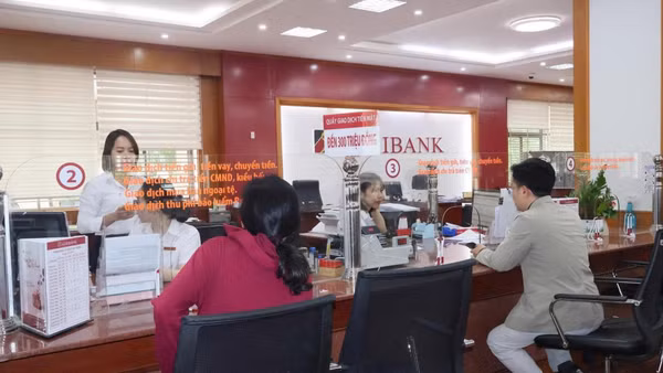Khách hàng giao dịch tại chi nhánh Ngân hàng Agribank. (Ảnh: Hồng Anh)