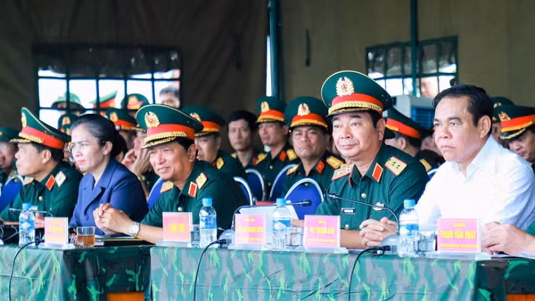Trung tướng Trương Mạnh Dũng, Phó Tổng Tham mưu trưởng Quân đội nhân dân Việt Nam và đoàn công tác theo dõi phương án thực binh. (Ảnh: DN)