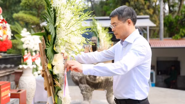 Thủ tướng Chính phủ Lê Minh Hưng đặt vòng hoa tại Khu mộ 10 nữ anh hùng Thanh niên xung phong Đồng Lộc.
