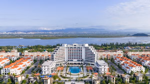 Cơ sở hạ tầng du lịch vùng địa đầu đông bắc Tổ quốc đang từng ngày thay đổi hướng tới trở thành một điểm đến du lịch biển đẳng cấp. (Ảnh: TP)