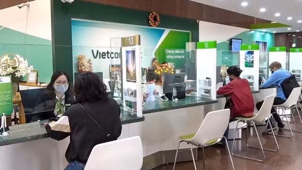 Khách hàng sẽ phải tới quầy giao dịch của VCB để xác minh trong trường hợp số tài khoản và số điện thoại đăng ký dịch vụ không trùng khớp thông tin.