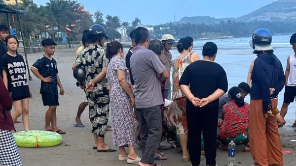 Người dân tích cực cứu nạn nhân. (Ảnh: QUÝ NGỌC)