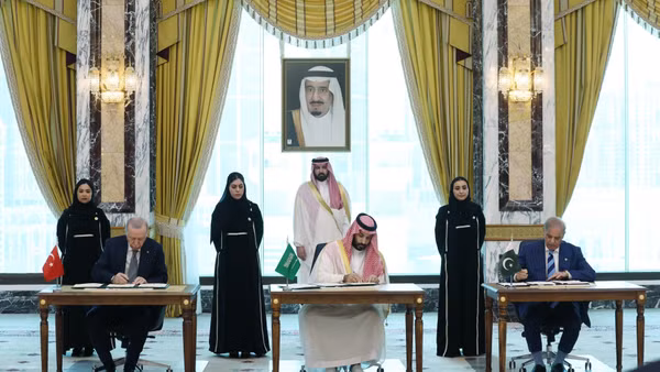 (Từ trái sang, phía trước) Tổng thống Thổ Nhĩ Kỳ Recep Tayyip Erdogan, Thái tử Saudi Arabia Mohammed bin Salman và Thủ tướng Pakistan Shehbaz Sharif tại lễ ký hiệp định phòng thủ giữa ba nước ở thành phố Mecca, ngày 7/8/2026. (Ảnh: AA/TTXVN phát)
