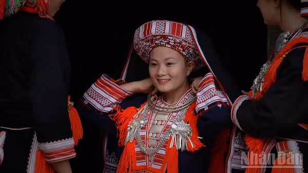 Nét duyên dáng của cô dâu người Dao Đỏ (thôn Nậm Hồng, xã Thông Nguyên, tỉnh Tuyên Quang). (Ảnh: VŨ LINH)