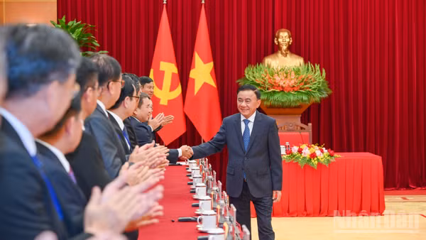 Tại Trụ sở Trung ương Đảng, Thường trực Ban Bí thư Trần Cẩm Tú tiếp Đoàn cán bộ cấp cao Đảng Nhân dân Cách mạng Lào. (Ảnh: THẾ ĐẠI)