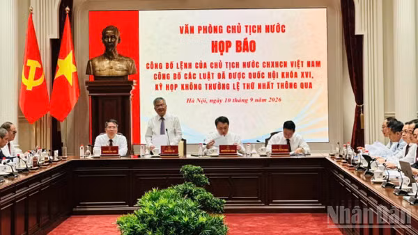 Phó Chủ nhiệm Văn phòng Chủ tịch nước Cấn Đình Tài chủ trì họp báo. (Ảnh: HN)