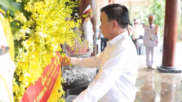 Thường trực Ban Bí thư Trần Cẩm Tú dâng hoa, dâng hương tưởng niệm Chủ tịch Hồ Chí Minh tại Khu di tích quốc gia đặc biệt Kim Liên.