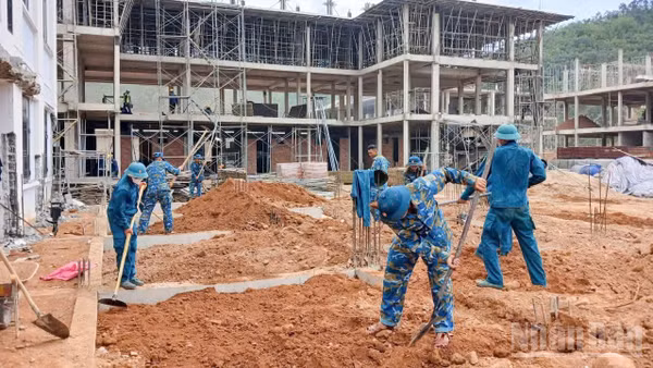 Tuổi trẻ Trung đoàn Tên lửa 282 tham gia xây dựng Trường phổ thông nội trú tiểu học và trung học cơ sở Tây Giang. (Ảnh: ĐỨC TRƯỜNG)
