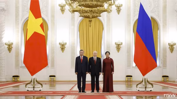 Tổng thống Liên bang Nga Vladimir Putin đón Tổng Bí thư, Chủ tịch nước Tô Lâm và Phu nhân. (Ảnh: Thống Nhất/TTXVN)
