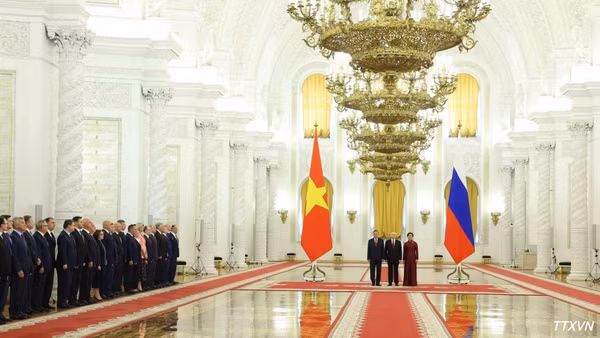 Tổng thống Nga Vladimir Putin chủ trì Lễ đón Tổng Bí thư, Chủ tịch nước Tô Lâm cùng Phu nhân và đoàn đại biểu cấp cao Việt Nam thăm cấp Nhà nước tới Liên bang Nga. (Ảnh: Thống Nhất/TTXVN)