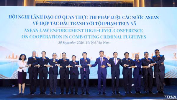 Đại tướng Lương Tam Quang, Bộ trưởng Công an Việt Nam cùng các Trưởng đoàn các nước ASEAN và Ban Thư ký ASEAN. (Ảnh: TTXVN)