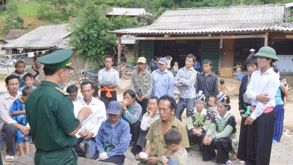 Cán bộ Đồn Biên phòng Chiềng On, Ban Chỉ huy Bộ đội Biên phòng tỉnh Sơn La tuyên truyền cho người dân bản Lao Khô nhận biết về những thủ đoạn, cách thức lừa đảo trên không gian mạng. 