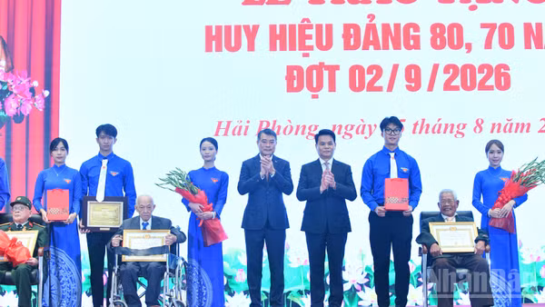Thủ tướng Chính phủ Lê Minh Hưng chúc mừng các đồng chí đảng viên được trao Huy hiệu 80 năm tuổi Đảng. (Ảnh: THANH GIANG)