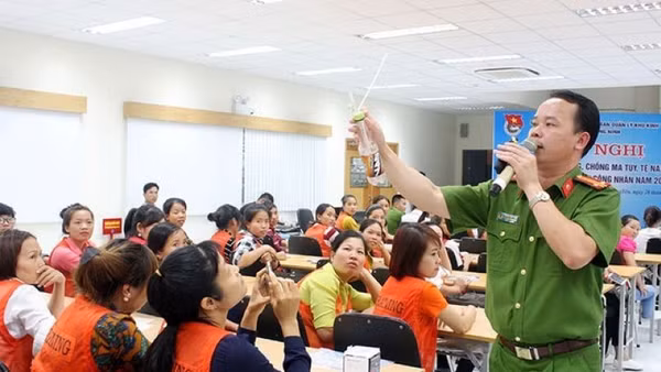 Công an tỉnh Quảng Ninh tuyên truyền kiến thức về phòng, chống ma túy cho công nhân lao động khu công nghiệp. (Ảnh minh họa: Báo Quảng Ninh cung cấp)
