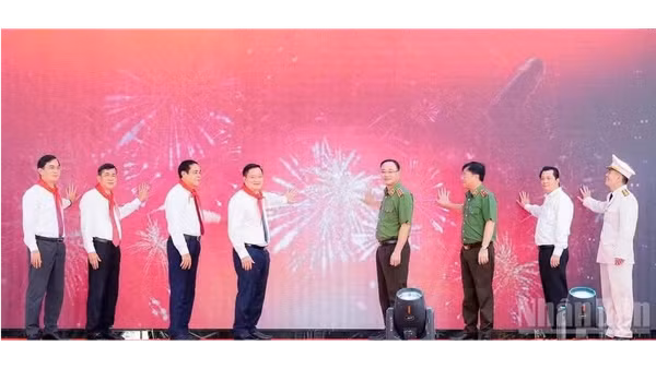 Các đồng chí lãnh đạo, đại biểu thực hiện khai bút mở trường. (Ảnh: P.B)
