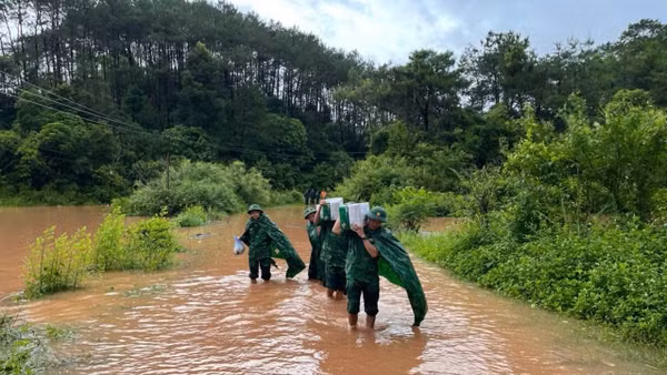 Cán bộ chiến sĩ Đồn Biên phòng cửa khẩu Chi Ma tổ chức vận chuyển nhu yếu phẩm cho bà con nhân dân đang bị chia cắt tại khu vực biên giới. (Ảnh: Bộ đội Biên phòng Lạng Sơn cung cấp)
