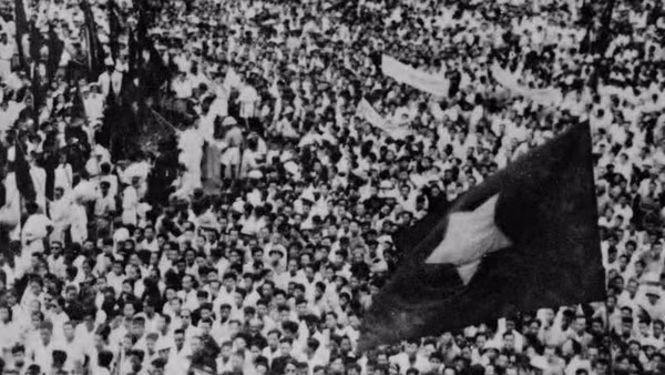 Ngày 19/8/1945, hàng vạn người dân Thủ đô dự mít-tinh tại Quảng trường Nhà hát Lớn thành phố chào mừng thắng lợi của Cách mạng Tháng Tám. (Ảnh: Tư liệu TTXVN)