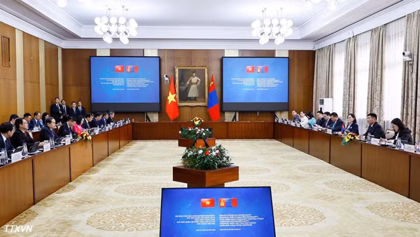 Chủ tịch Quốc hội Trần Thanh Mẫn và Chủ tịch Quốc hội Mông Cổ Sandag Byambatsogt tiến hành hội đàm. (Ảnh: Doãn Tấn/TTXVN)