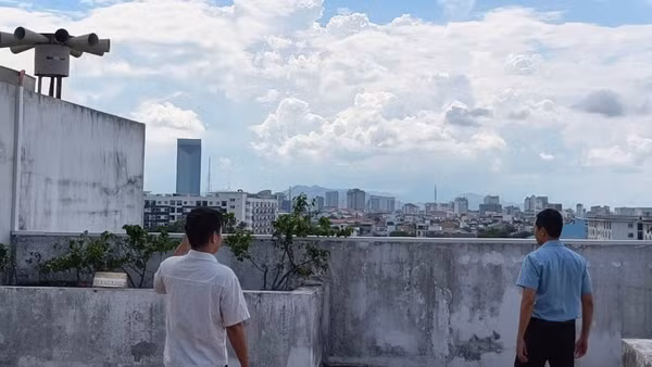 Cụm còi hú cảnh báo thiên tai đặt tại tầng 6 tòa nhà làm việc các cơ quan, đơn vị thành phố Huế. (Ảnh: MĐ)