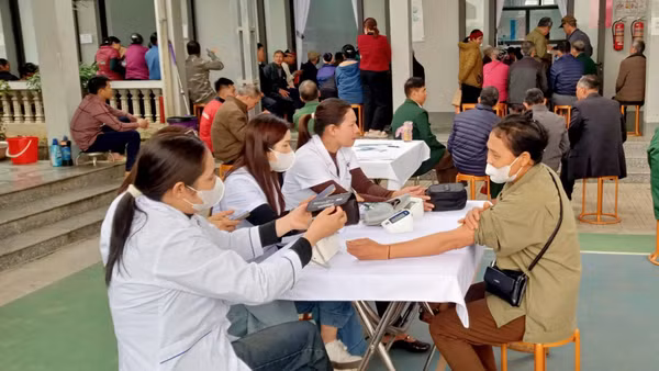 Cán bộ y tế xã Kim Phượng, tỉnh Thái Nguyên khám sức khỏe toàn dân.