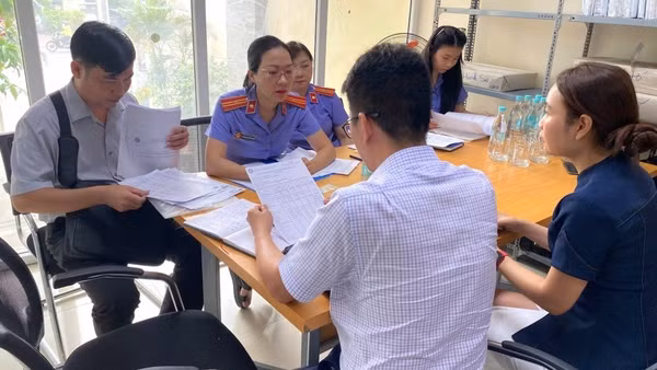 Viện kiểm sát nhân dân và Bảo hiểm xã hội cơ sở Bình Thạnh làm việc với doanh nghiệp chậm đóng bảo hiểm xã hội. (Ảnh: VÕ LÊ)