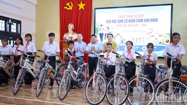Lãnh đạo Vụ Địa phương 2 (Ban Nội chính Trung ương), Cơ quan đại diện Báo Nhân Dân tại miền trung-Tây Nguyên và Ban Nội chính Tỉnh ủy Quảng Trị trao quà cho các em học sinh tại xã La Lay. (Ảnh: HIẾU MINH)