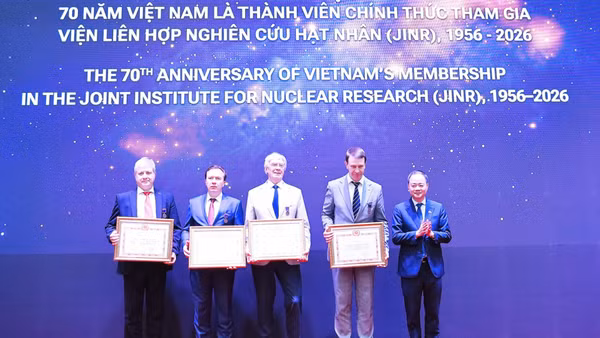 Giáo sư, Tiến sĩ Trần Hồng Thái, Ủy viên Trung ương Đảng, Chủ tịch Viện Hàn lâm Khoa học và Công nghệ Việt Nam trao tặng kỷ niệm chương vinh danh các nhà lãnh đạo, các nhà khoa học xuất sắc của JINR. (Ảnh: XUÂN KỲ)