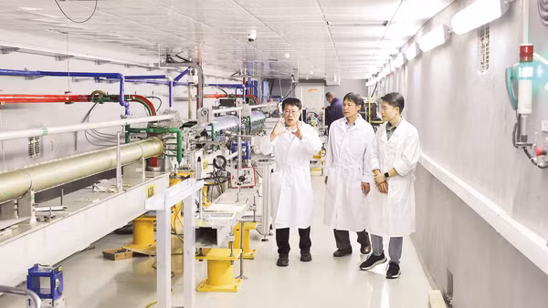 Giáo sư, Tiến sĩ Lê Hồng Khiêm hướng dẫn các cán bộ trẻ Việt Nam về thí nghiệm dùng máy gia tốc LINAC200 tại Viện Dubna.