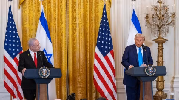 Tổng thống Mỹ Donald Trump (phải) phát biểu trong một cuộc họp báo chung với Thủ tướng Israel Benjamin Netanyahu (trái) tại Nhà trắng ở Washington, D.C. (Ảnh: Tân Hoa xã)