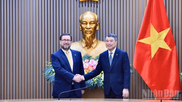 Thủ tướng Chính phủ Lê Minh Hưng và Bộ trưởng Ngoại giao Cộng hòa Chile Francisco Pérez Mackenna. (Ảnh: THANH GIANG)