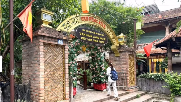 Làng lụa Vạn Phúc Hà Nội là điểm du lịch hấp dẫn du khách trong và ngoài nước.