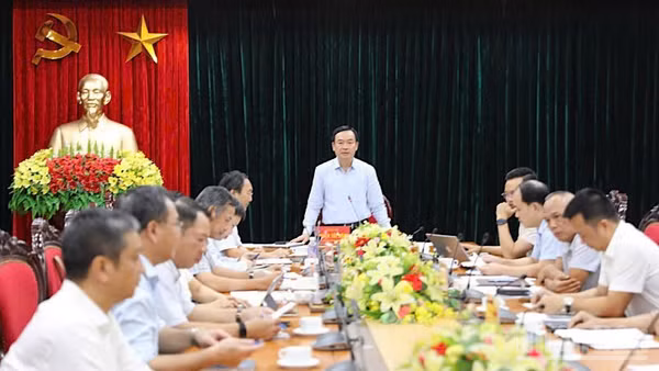 Đồng chí Quách Tất Liêm, Phó Chủ tịch Ủy ban nhân dân tỉnh Phú Thọ (giữa) chủ trì cuộc họp. (Ảnh: Trần Hảo)