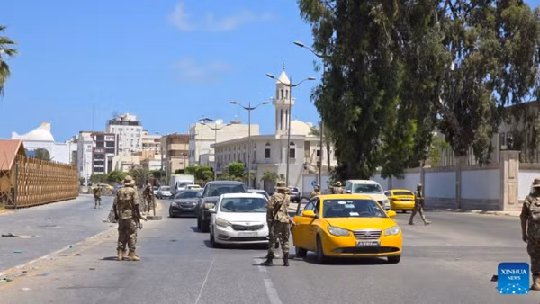 Lực lượng an ninh của Chính phủ Libya duy trì trật tự trên một tuyến phố ở Tripoli, Libya, ngày 13/5/2025. (Ảnh minh họa: Tân Hoa xã)