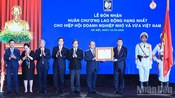 Thủ tướng Chính phủ Lê Minh Hưng trao Huân chương Lao động hạng Nhất tặng Hiệp hội Doanh nghiệp nhỏ và vừa Việt Nam. (Ảnh: TRẦN HẢI)