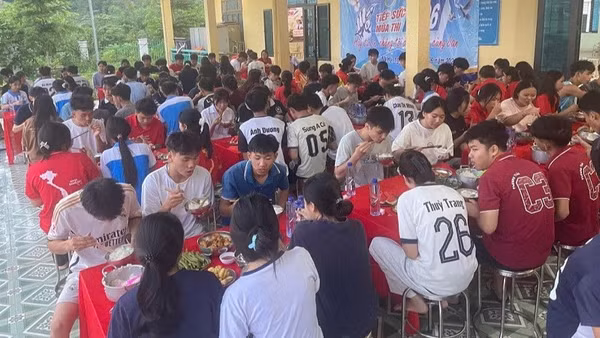 Từ chiều 10/6, các em học sinh 2 trường tại Nà Hỳ được các cô, chú tình nguyện viên phục vụ cơm ăn, nước uống tại trường, giúp các em yên tâm. (Ảnh: TRẦN YẾN)