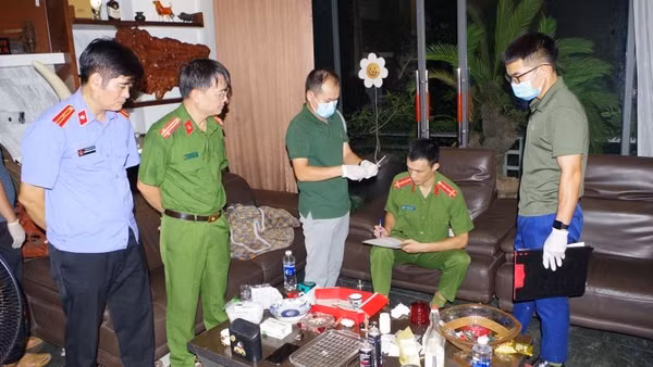 Cơ quan chức năng khám xét và thu thập chứng cứ phạm tội. (Ảnh: Công an Ninh Bình cung cấp)